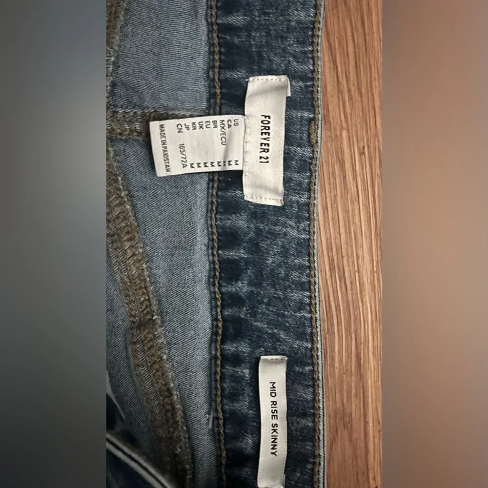 Forever 21 Women’s Skinny Jeans Size Medium - Picture 2 of 8